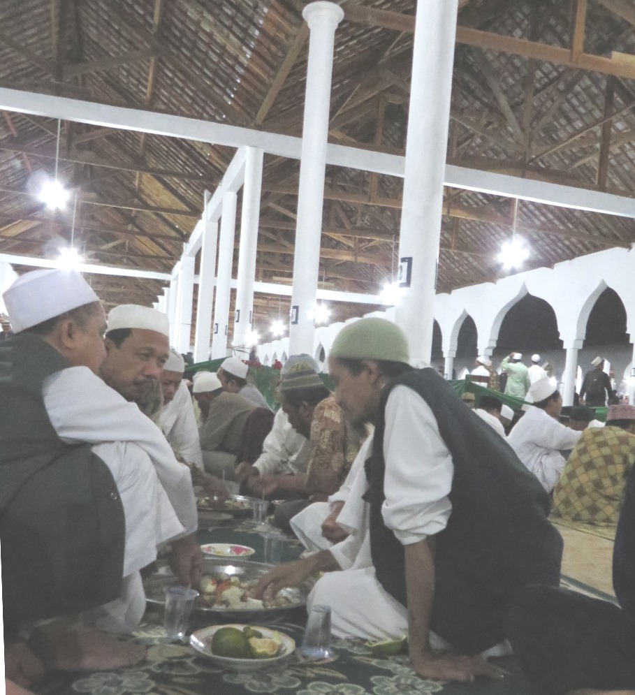 Makan Kembul di masjid Al Fattah, Temboro