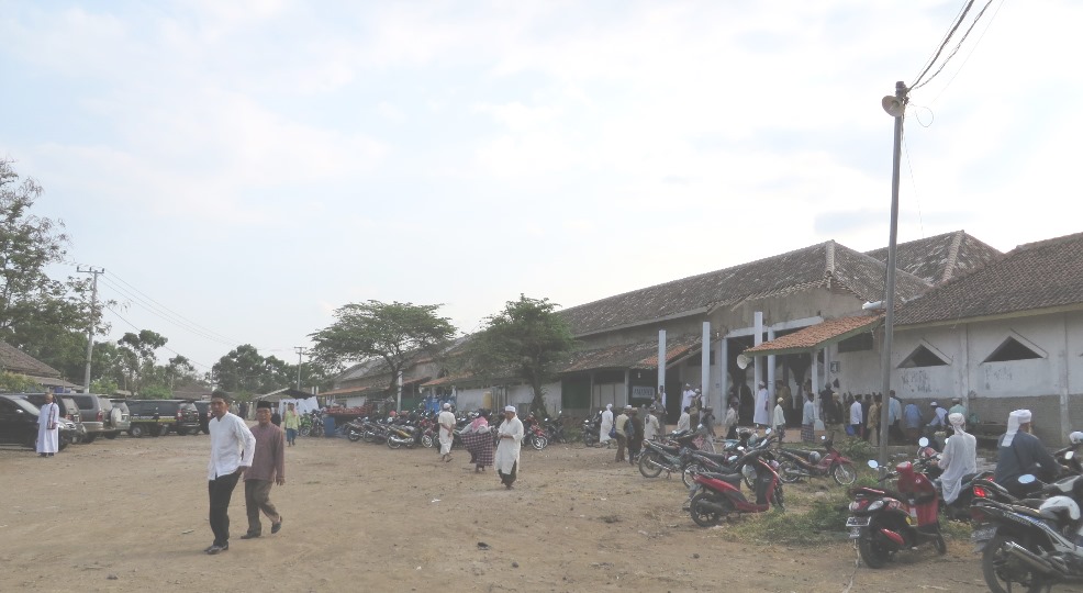 lingkungan luar masjid Al Fattah