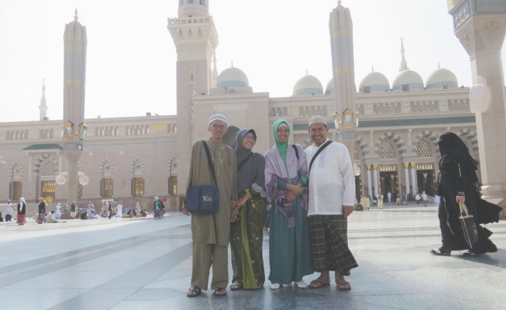Kiri - kanan: Keponakan, Adik, Istri dan Penulis di masjid Nabi, Madinah (koleksi pribadi)