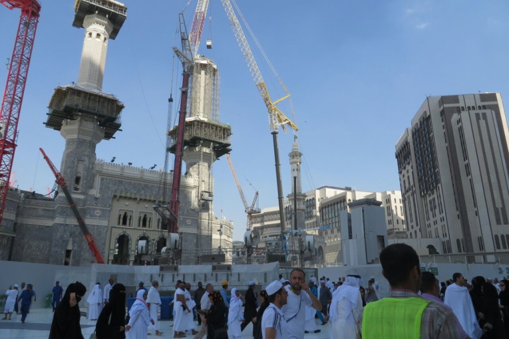 Menara masjid direnovasi (koleksi pribadi)