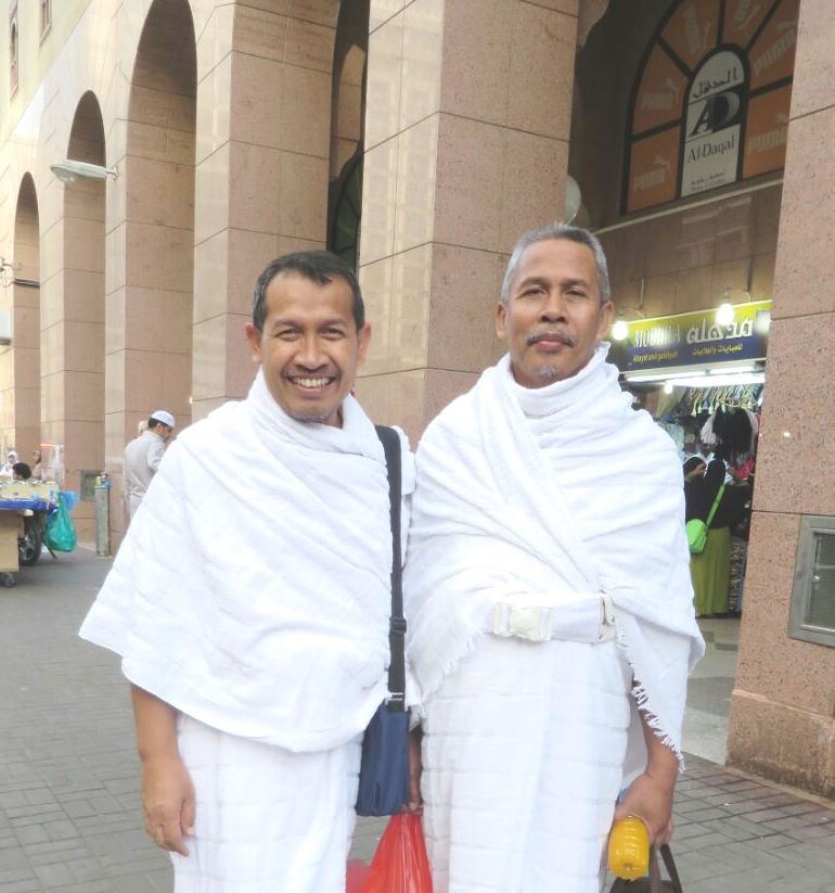Bersama pembimbing umroh, KH Marzuqi Mustamar
