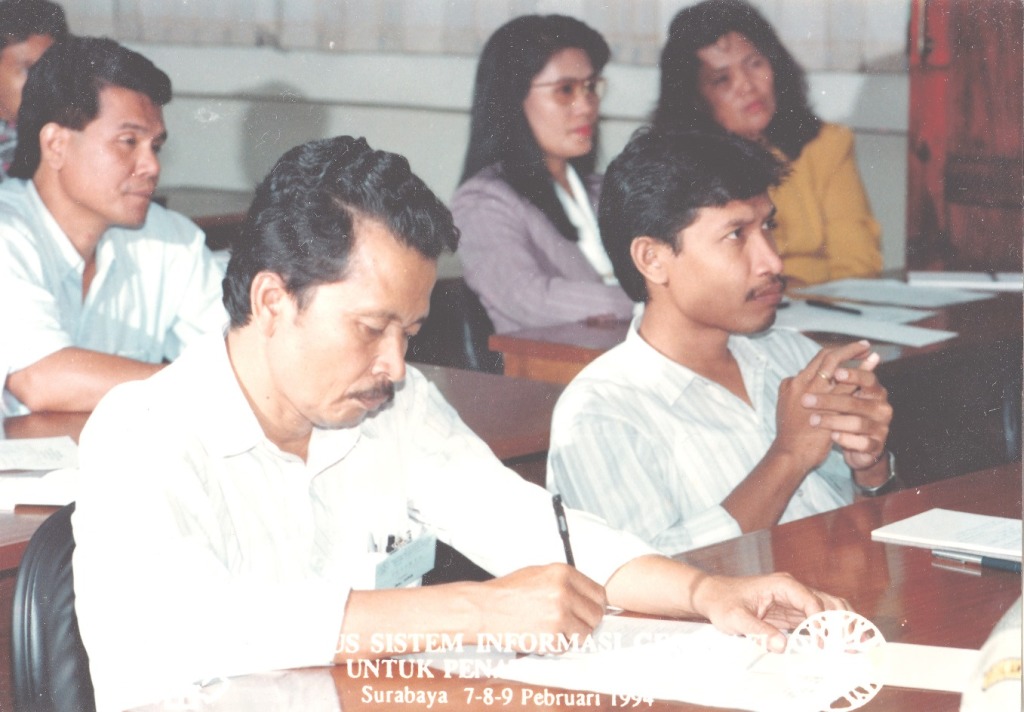 penulis sedang mengikuti kursus SIG di ITS Suranaya, tahun 1994