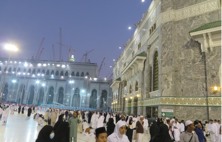 Pintu Abd Aziz (kanan) dan Abdullah (kiri, bangunan baru) Masjid Haram, Mekah (koleksi pribadi)