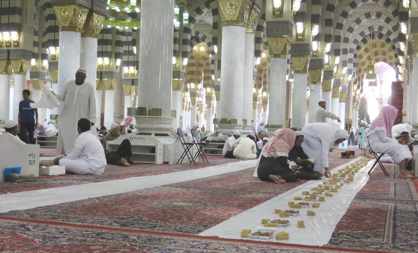 Persiapan buka puasa di Masjid Nabi (koleksi pribadi)