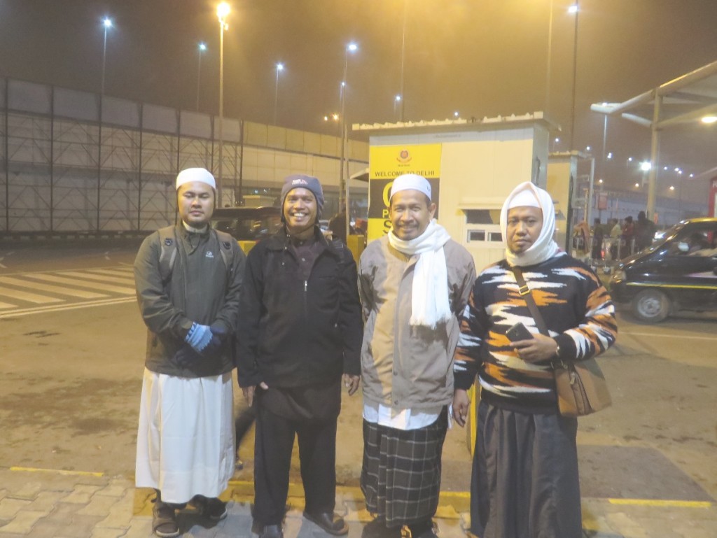 Menunggu taksi di bandara Indira Gandhi, New Delhi (kika: Ustadz Alfin, Aji, penulis, Cholil)