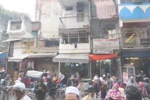 Keramaian pasar di depan masjid Nizamuddin