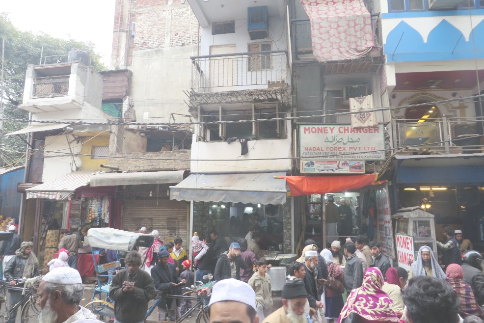 Keramaian pasar di depan masjid Nizamuddin