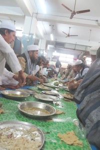 Suasana makan jamaah asing di masjid Nizamuddin