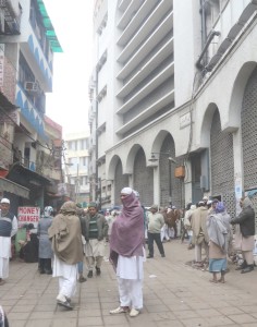 Masjid Nizamuddin (kanan) berhadapan dengan jalan dan pasar yang padat