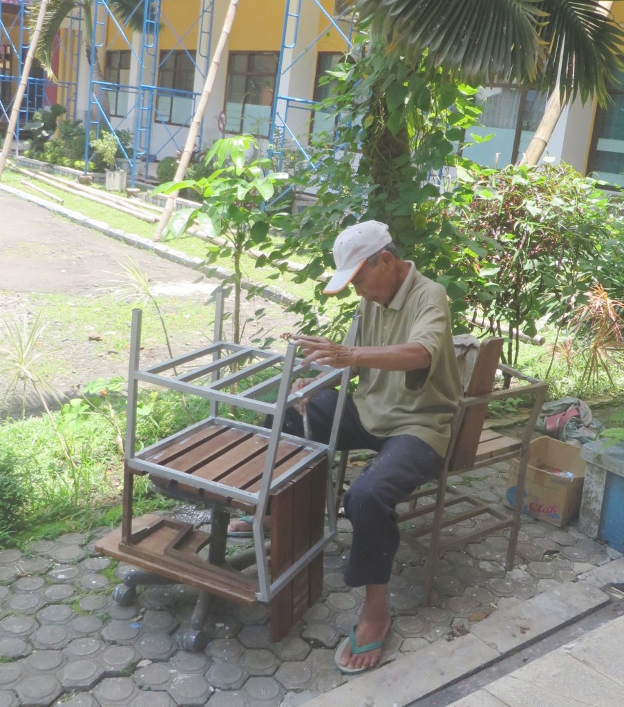 pak Mat tekun bekerja