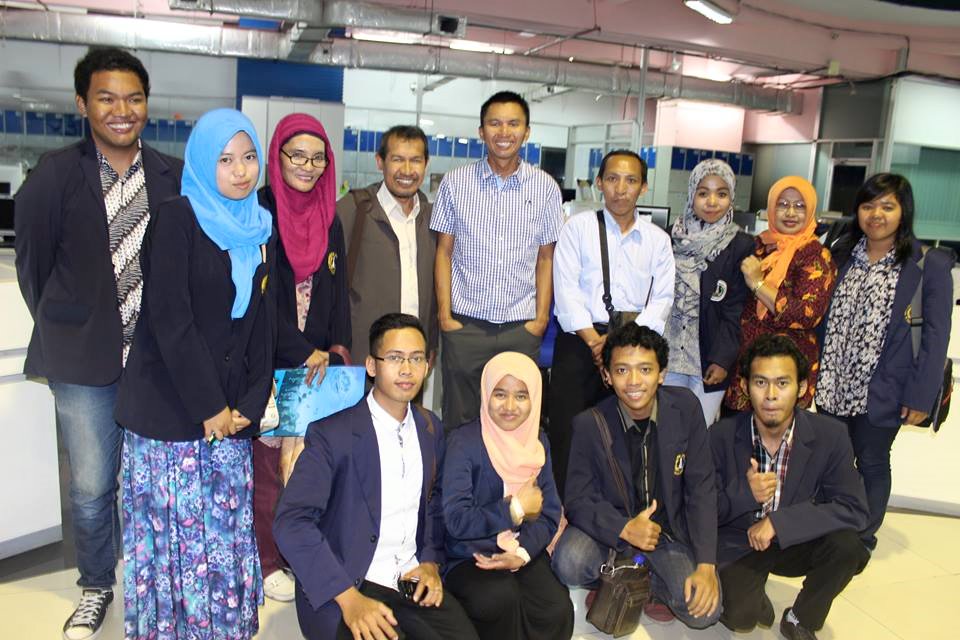 Berfoto dengan Azru; Ananda, CEO Jawapos
