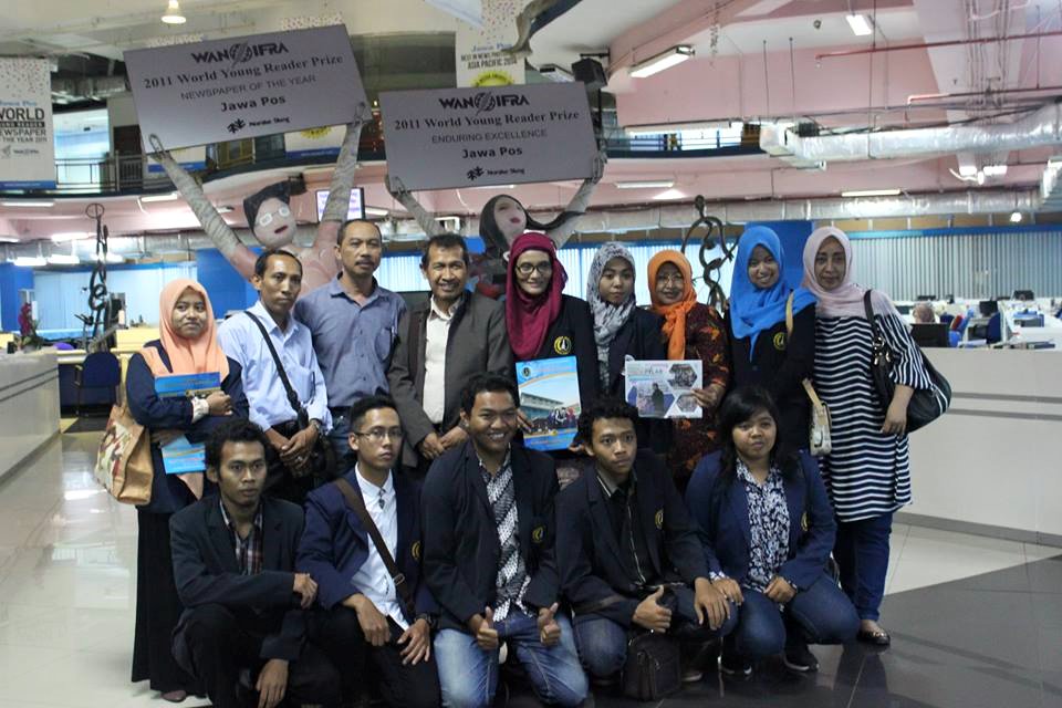 berfoto di kantor redaksi Jawapos