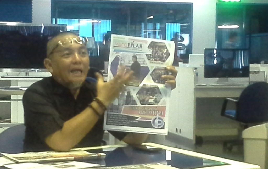 Tabloid Pilar sedang didiskusikan oleh Redaktur Rudi