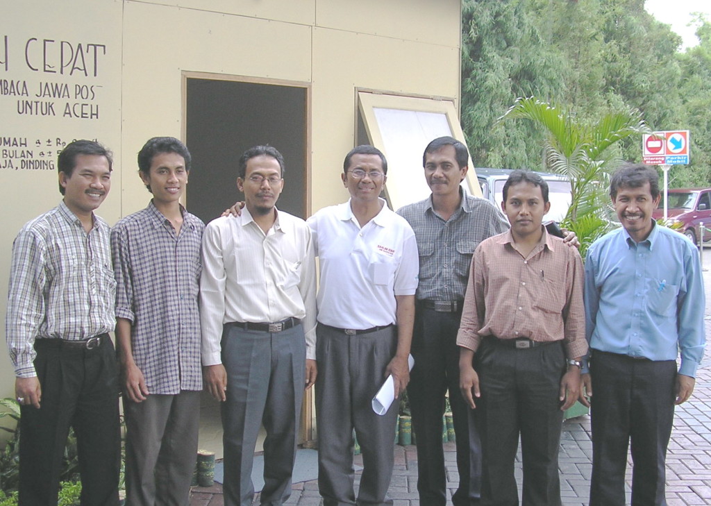 Berfoto di Graha Pena bersama pak Dahlan iskan, th 2005