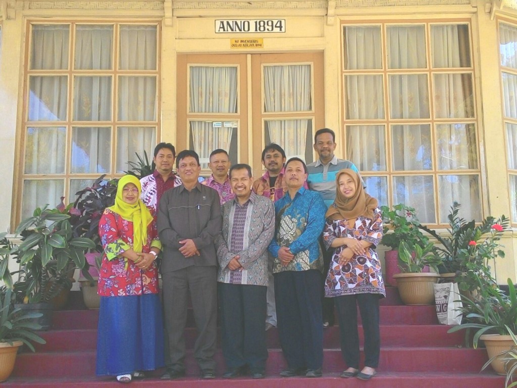 Berfoto dengan Ardi Irianto, GM Kebun Blawan (koleksi pribadi)