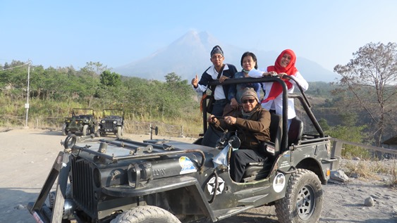 Pose favorit berfoto di Merapi (koleksi pribadi)