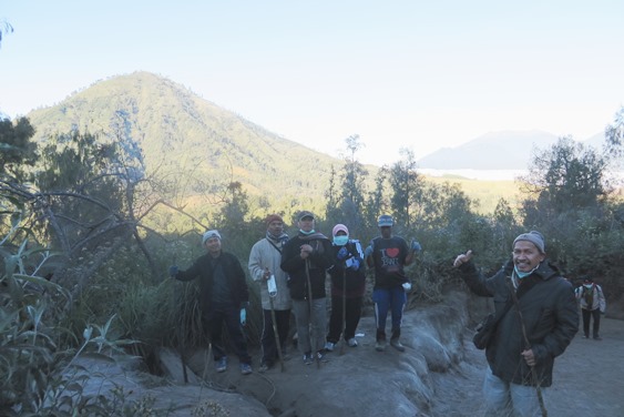Istirahat di tengah perjalanan naik Ijen (koleksi pribadi)