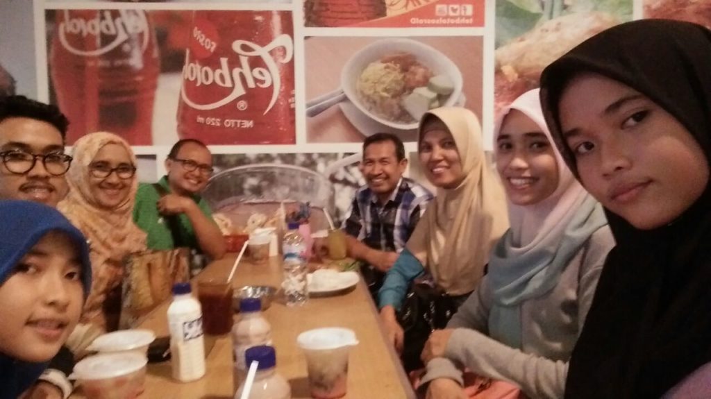 Bersama keluarga Bambang Permadi (koleksi pribadi)