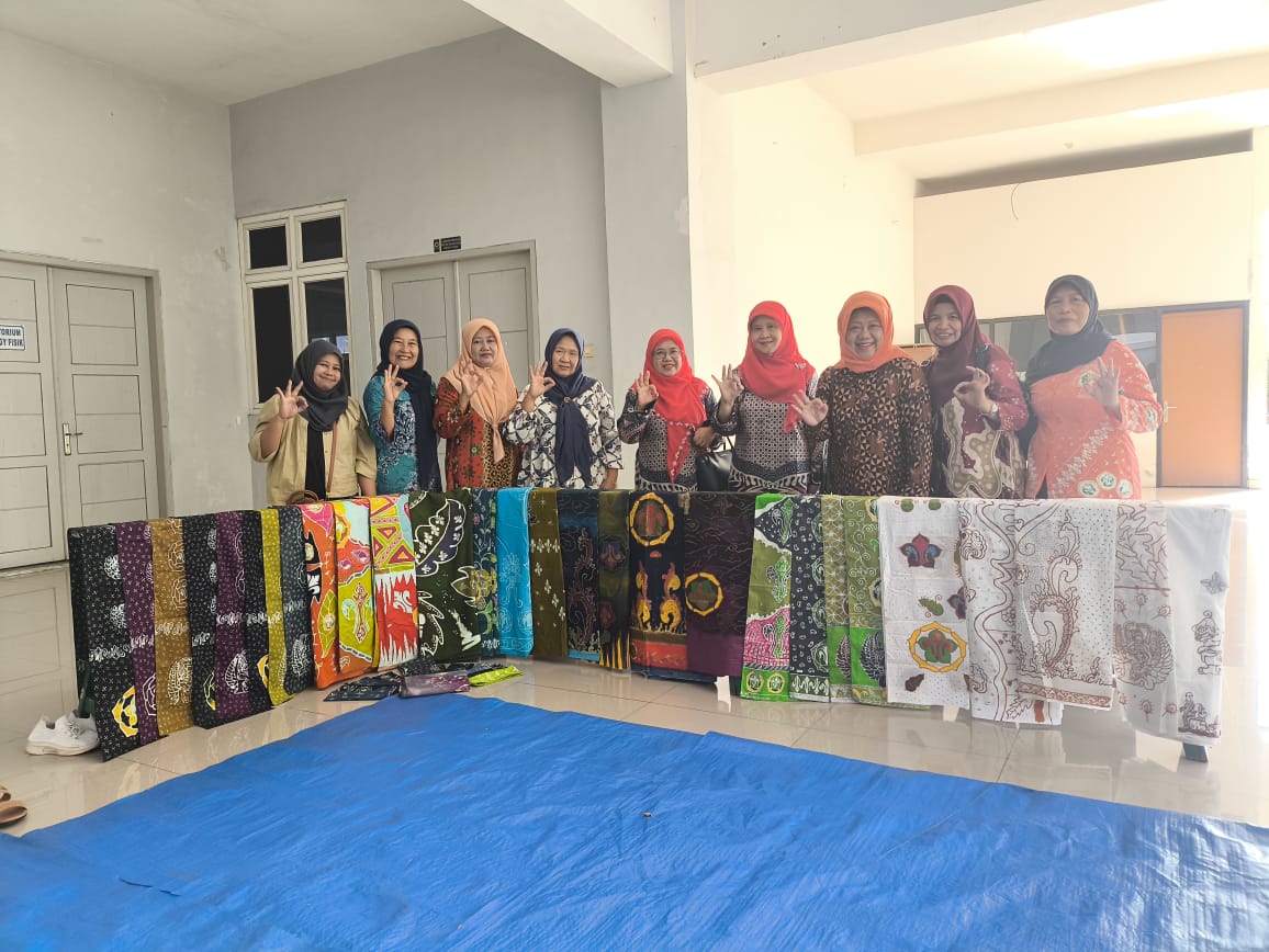 Mahasiswa IIK Kediri dan FP-UWG Belajar Membatik di Sanggar Batik Wangsa Singosari