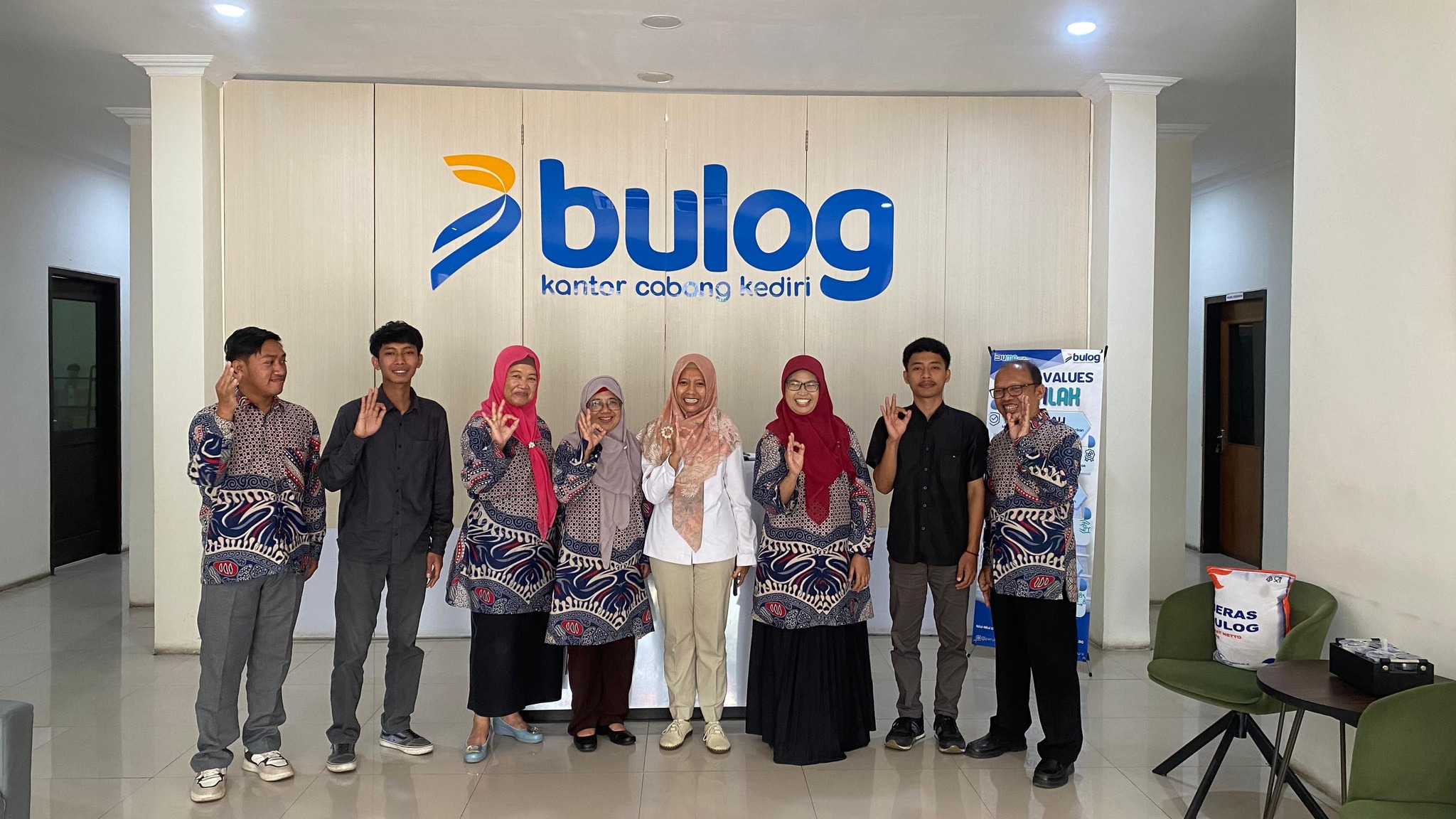 Kunjungan Kerja dan Monitoring Mahasiswa Magang BUMN, UWG Malang Jalin Sinergi dengan BULOG Kediri