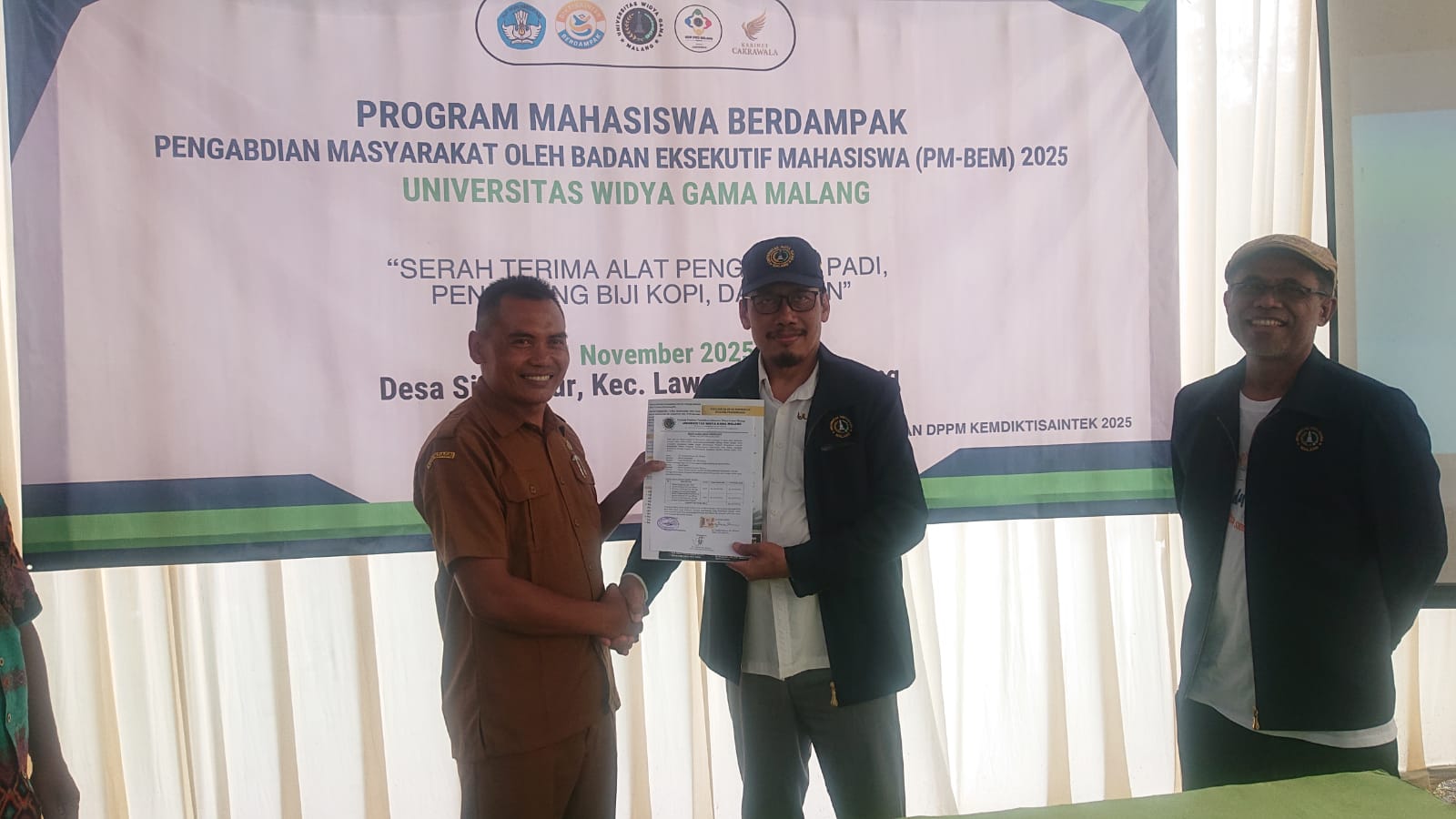 rektor serahkan bantuan UWG Berdampak 2025 (2)