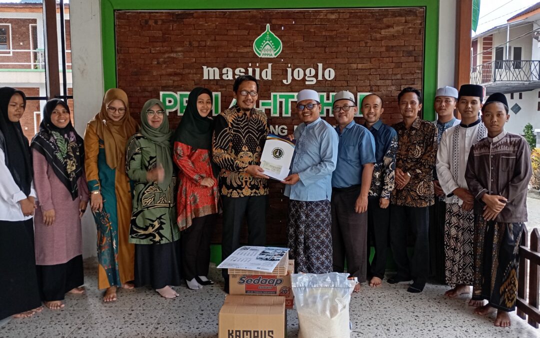Rektor UWG Salurkan Sembako ke Santri PPPI Al Ittihad Tumpang, Buka Peluang Kuliah Fleksibel hingga RPL