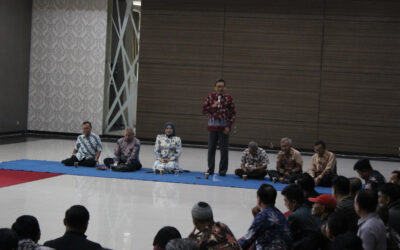 Di Tengah Tantangan PTS Nasional, Rektor UWG Kobarkan Semangat Karyawan: “Bekerja adalah Ibadah, Mari Bersama Wujudkan UWG Semakin Unggul”